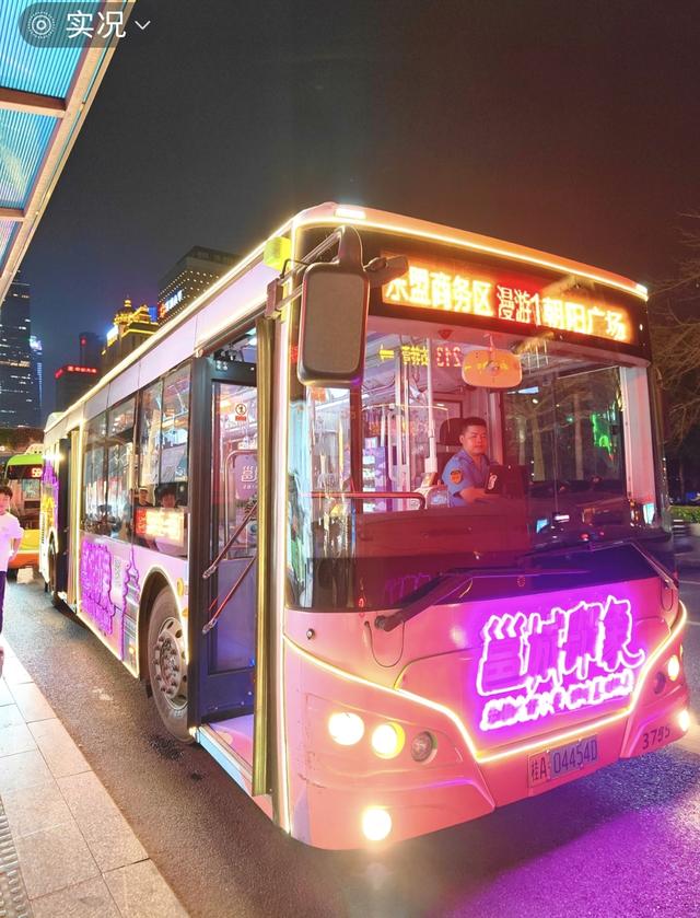 皮沙发+无线充+文创区！南宁这趟漫游公交也太夯了