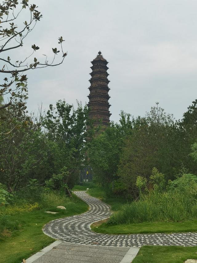 铁塔虽不是开封热门景点，确有“天下第一塔”之称
