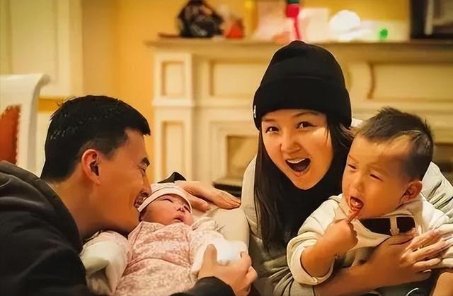 39岁何洁不忍直视，腋下勒出副乳肚子三层肉，要养4个娃操劳疲惫