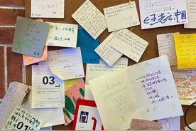 门上贴满小广告，如何团灭有妙招图片