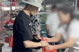 连云港一海鲜市场现“鬼秤”，博主买爬爬虾“1斤少半斤”拍视频遭围抢手机，涉事商户、市场管理员均被处理图片