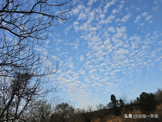 我拥抱了自然，你拥抱了天空，蓝天白云，大山幽幽，风景如画!