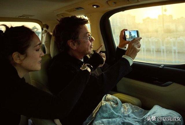 59岁巩俐带法国老公北京游玩	，76岁雅尔帅气又多金，跟总统是朋友