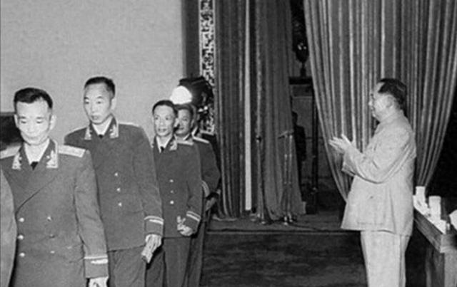 1955年授衔，陈奇涵给自己定在中将，毛主席发脾气：不把我放眼里
