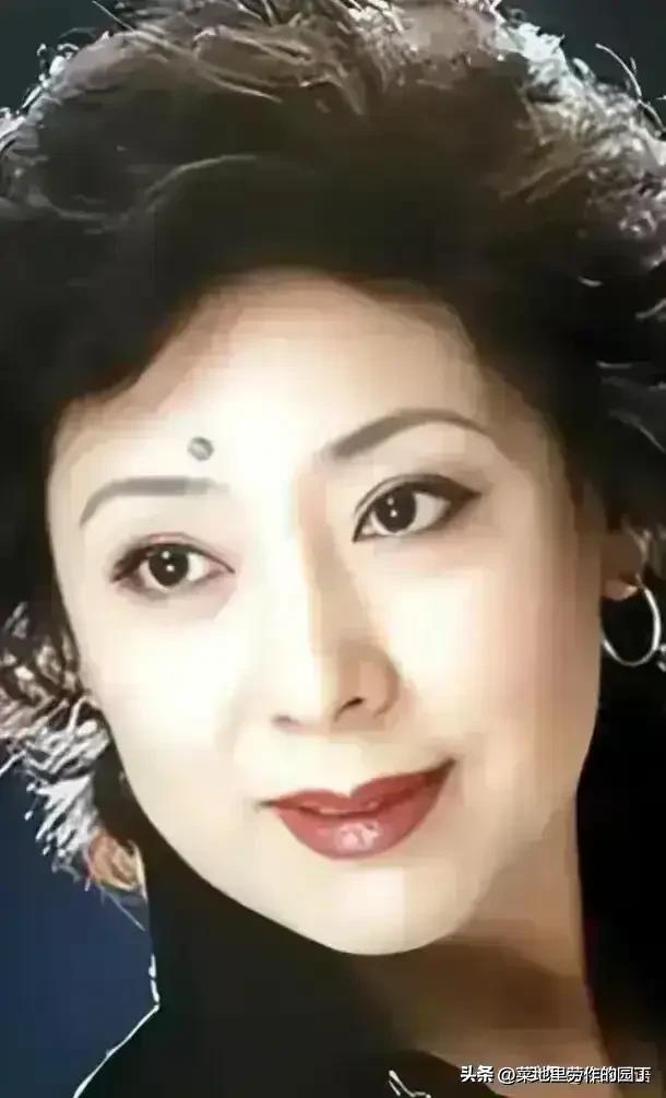 国家一级演员 女中音歌唱家 关牧村