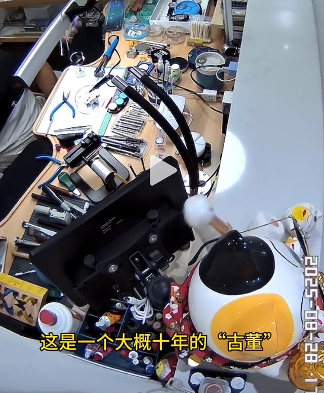 大叔免费给女子修玩具，不小心烫出印子，女子生气要1300元赔偿