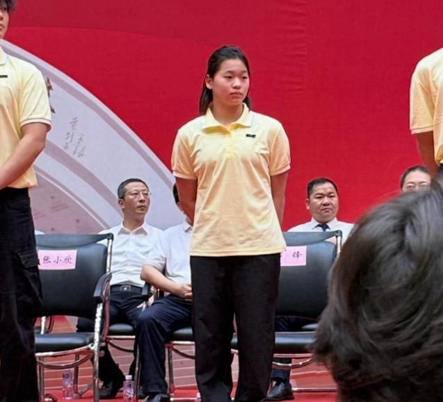 一个月没露面，全红婵变化显著，脸颊消瘦、情绪冷静，让人好心疼