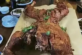 刚到缅北，老板请我吃烤全羊，怎么感觉有点不对呢，哈哈哈图片