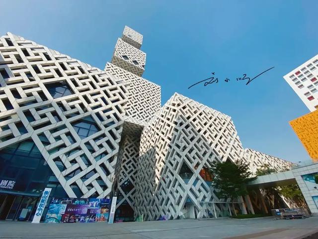 广东佛山新城地标“引争议”:有人觉得设计亮眼,有人吐槽太丑?