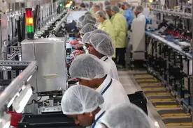 集装箱堆积如山，中国外贸不行了？其实真相是美国人民没钱了！图片