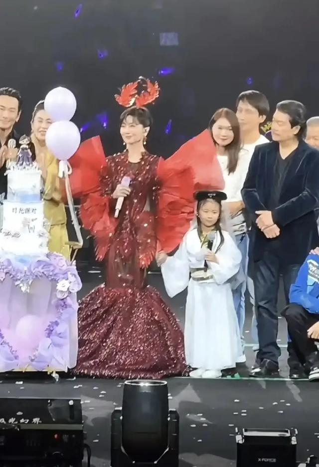 79岁黄锦燊太宠了，台下为赵雅芝整理裙摆，结婚30多年甜如初恋