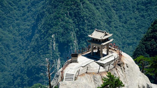 悬崖上的奇迹：揭秘华山长空栈道修建的绝技与百年坚守传奇故事