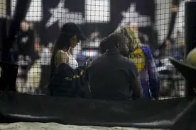 侃爷卡戴珊一家带娃重聚！但他又丝袜套头了，小西北为老爸打歌图片