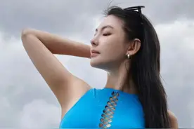 这谁顶得住！36岁张雨绮泳装出镜，大长腿小蛮腰看不到赘肉图片