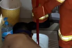 江西上饶：一女子不慎把金手镯掉进厕所便池，花钱请师傅来打捞，结果师傅不仅手镯没捞到，还把自己卡进去了图片