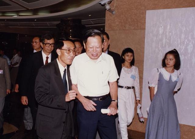 2021年，99岁杨振宁与72岁岳母罕见出镜，头发黑了，翁帆有些发福