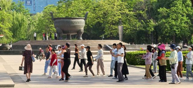 专家预测银发经济2035年将达19万亿，热潮背后	，老人真的都有钱吗