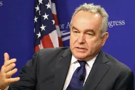 解放军航母战斗群，突然堵在菲律宾家门口，美国电话急忙打到北京图片