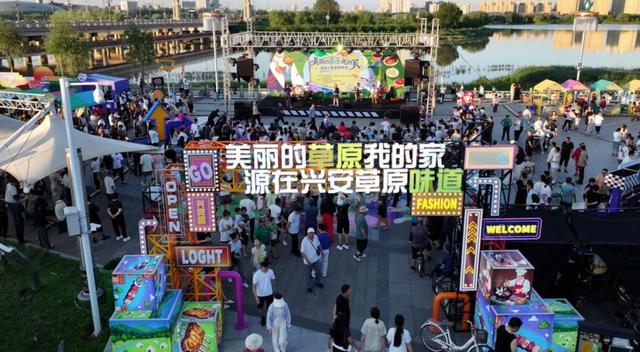纵马逐风or亲水尝鲜？草原的夏日AB面，你pick哪个