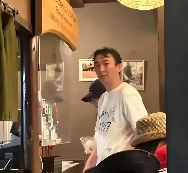 黄一鸣澄清：没有骗王思聪上床，是对方主动，还给自己5万打车费
