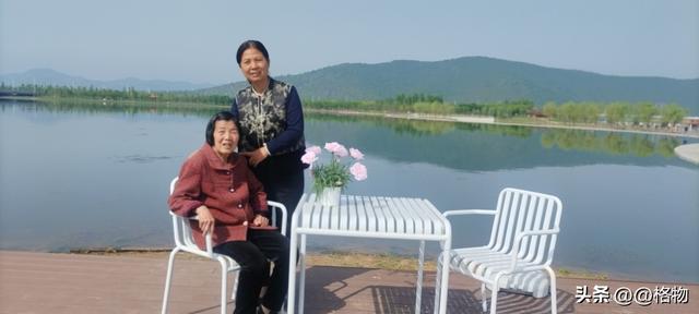 《带80岁老妈出游，她笑的那一刻，我才懂：孝顺从来不是钱的事》