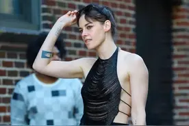 克里斯汀斯图尔特，黑色流苏挂脖背心参加活动图片