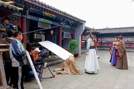 短剧爆火，退休公务员也去横店当群演？图片