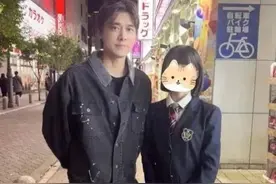37岁李易峰日本复出大变样！身材瘦回巅峰，与女网友合照帅气十足图片