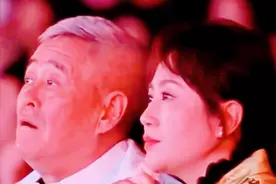 赵本山出席首届澳门国际喜剧节，全场明星起立迎接，看呆国外友人图片