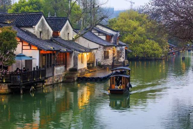 从凉到火！古镇纷纷歇业，乌镇却一年赚百亿，它做对了什么？