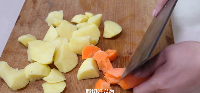 炖羊肉切记不要放一堆调料，牢记这一招，羊肉鲜嫩入味不膻...