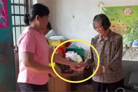 全红婵妈妈回娘家，邻居赶来欢迎，妈妈进门就给婵宝外婆大红包图片