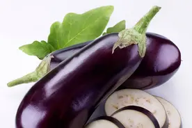 老年人需慎食茄子？医生忠告：茄子虽佳，但这5点老人务必多留意图片