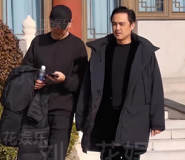 唐嫣现身罗晋父亲葬礼，作为儿媳送公公骨灰上车	，罗晋在前捧遗像