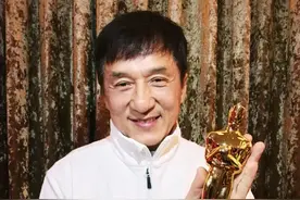 王晶透露成龙早年不敢公开结婚消息，曾被同一女粉丝扇3次耳光：每次都放她走了图片