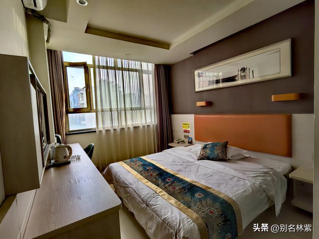 甘肃河西走廊自由行（8），分享嘉峪关交通和住宿，夜市吃了烧烤