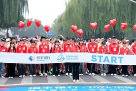 高清大图来啦~2024济南(泉城)马拉松鸣枪起跑！看看有你熟悉的身影吗？图片