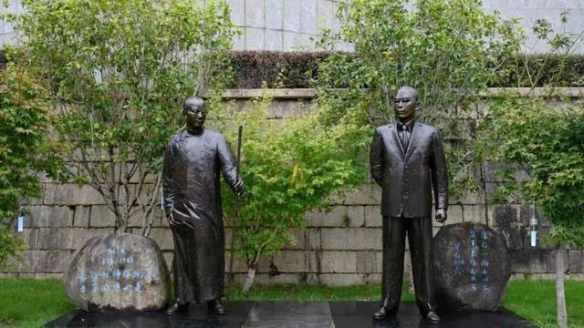 沉默的荣耀播出以来西山森林公园纪念碑很多人慕名敬献花圈