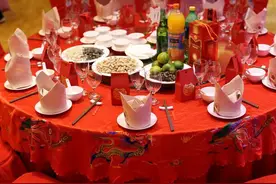 同事结婚，我去随礼300元，吃完酒席后，我觉得给的礼金不合适图片