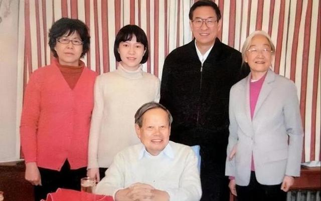 28岁就跟了82岁的杨振宁，如今21年过去，翁帆到底得到了什么？
