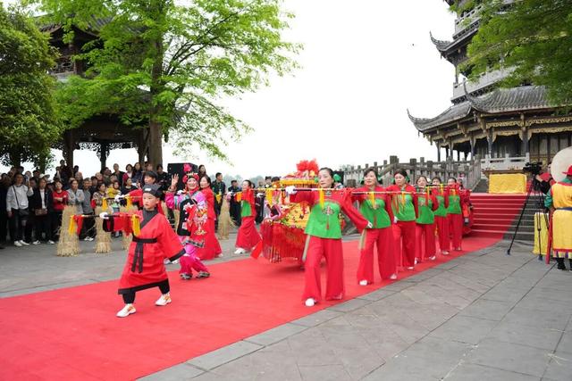 夯爆了！元通古镇清明春台会玩出新潮范儿