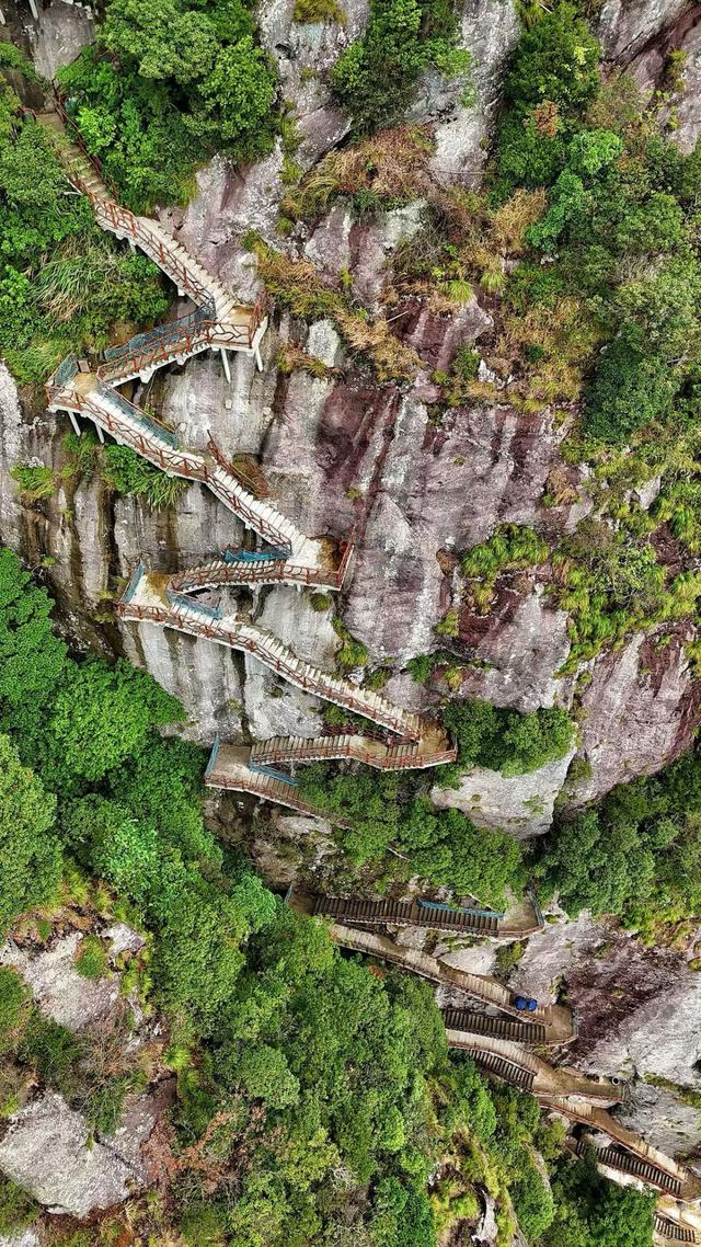 宁波灵岩山上，一座现实版“天空之城”