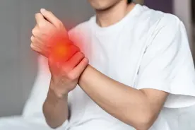 手指关节出现肿胀疼痛主要是这三种原因，对照自查一下图片