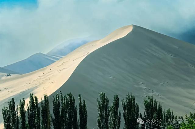 【雨后,敦煌神奇的一幕出现了】云遮雾罩鸣沙山