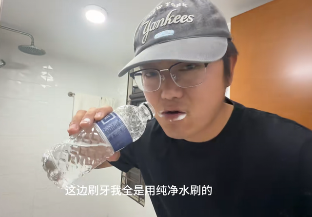 恒河水不能随便喝！中国小伙挑战后，当场呕吐不止，吐槽嘴像粪坑