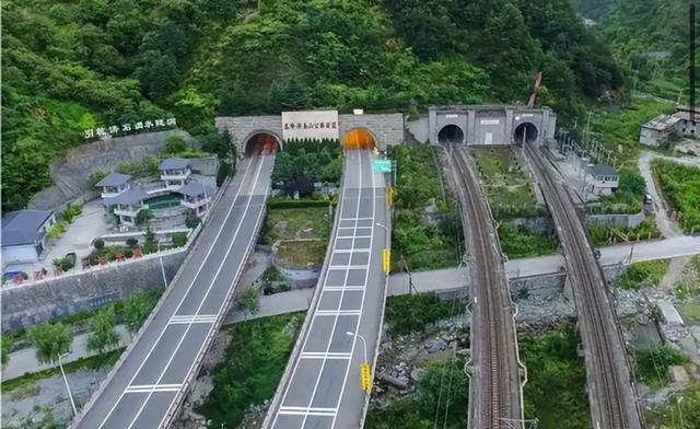 6年耗资40亿，上万人把秦岭“掏”了个洞，造出亚洲第一隧道！