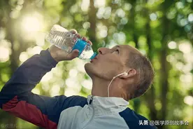 人活多久，看喝水就知道？寿命长的人，喝水一般有这5个特征图片