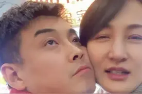 王皓和老婆过二人世界, 夫妻俩抱抱贴贴甜度爆表, 结婚12年恩爱如初图片