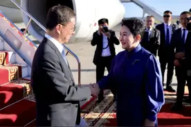 蒙古国美女外长欢送中国贵宾！罕见不穿蒙古袍，换成小西装也惊艳图片