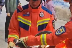 贵州黔西南 15斤眼镜王蛇闯民宅，被119遣返回家图片